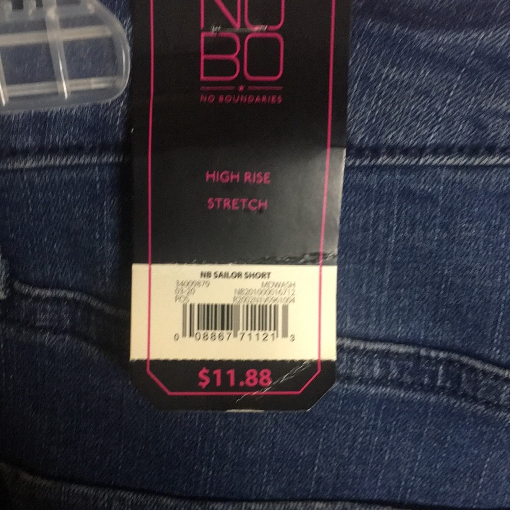 NO BOUNDRIES HIGH RISE SAILOR SHORTS SIZE 7 - Picture 3 of 4
